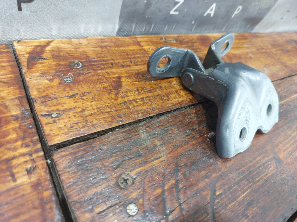 Петля двери передней правой нижняя Kia Ceed 3 (CD),  Cerato 4 (BD) 18-нв Б/У Оригинал 793251Y300