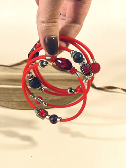 Браслет с бусинами гибкий красный