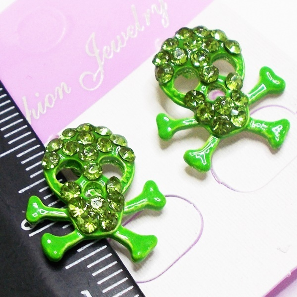 Серьги гвоздики "Черепа зеленые" с кристаллами. Бижутерия.