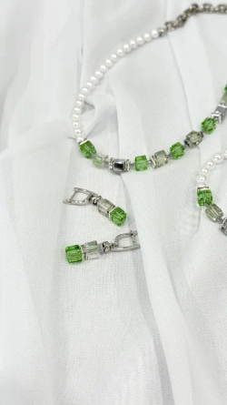Серьги из салатовых и прозрачно-радужных кубиков Swarovski с гематитом и кристаллами,оттенок серебро