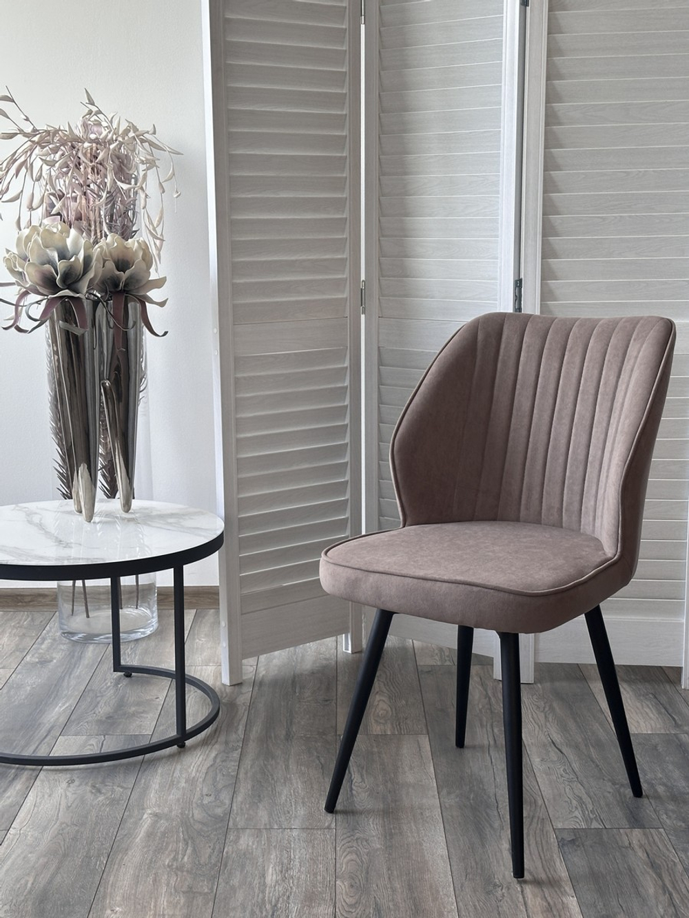 Стул М-City DISAUR Россо поворотный на поворотный на 360 градусов, B5 Капучино, Велюр, Черный каркас