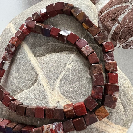 Красная яшма. Камни для изделий на заказ. Цена зависит от вида заказанного изделия