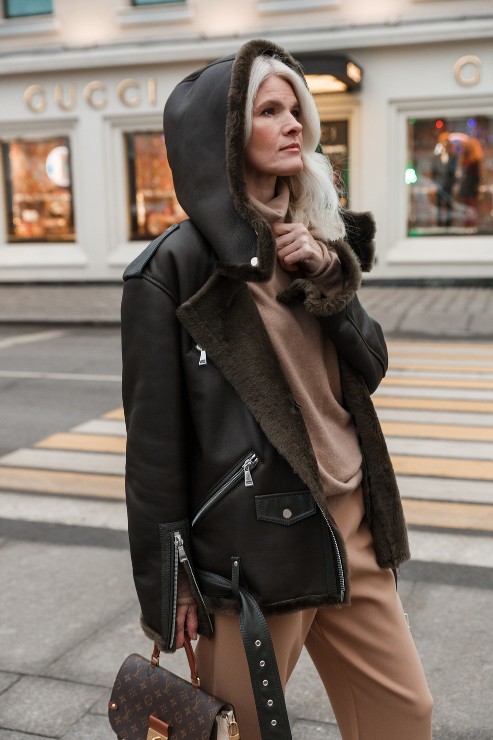 Дубленка оливковая с капюшоном