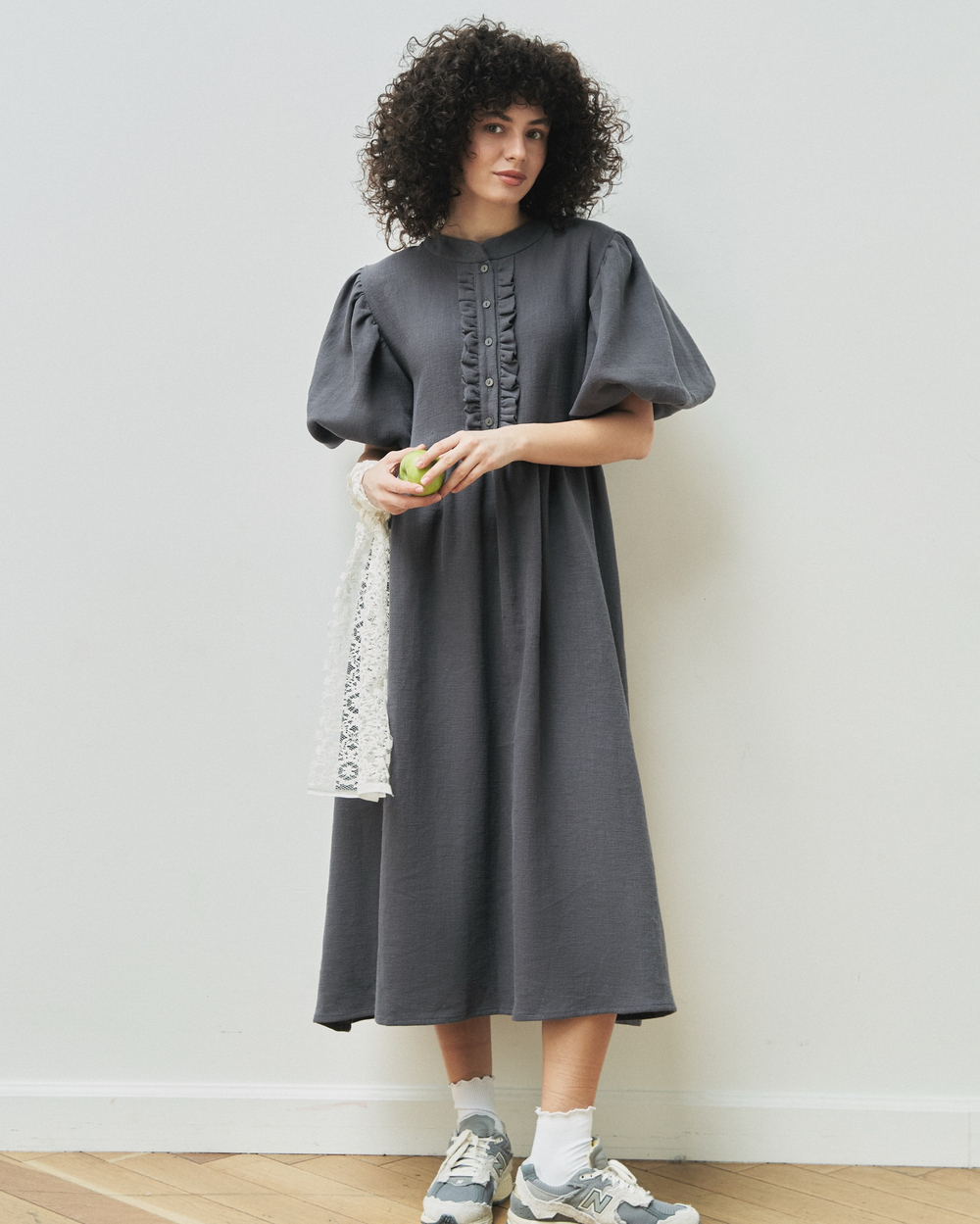 Платье с жабо и рукавами-фонариками из крапивы цвета "Графит"