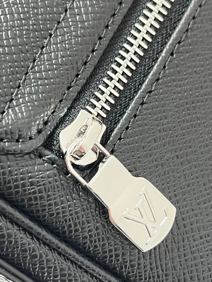 Сумка Louis Vuitton District PM черный
