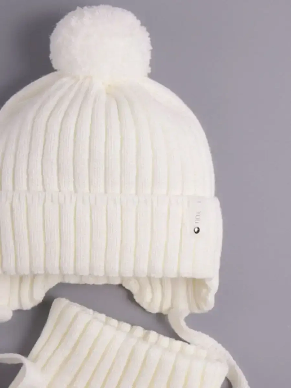 Шапка осенняя детская на завязках и снуд