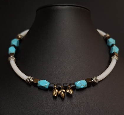 Чокер из бирюзы и гематита.