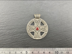 Кельтский крест с камнем