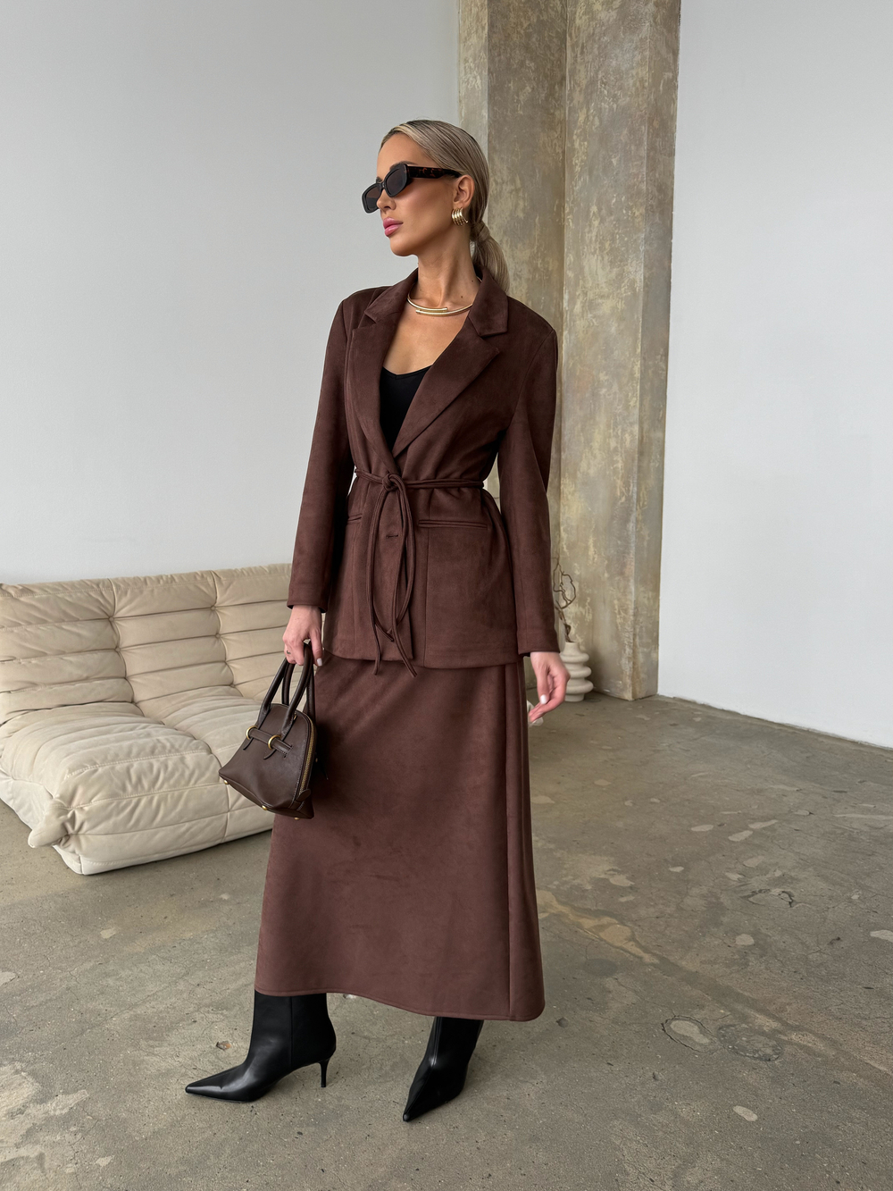 Костюм из велюра с поясом-шнурком