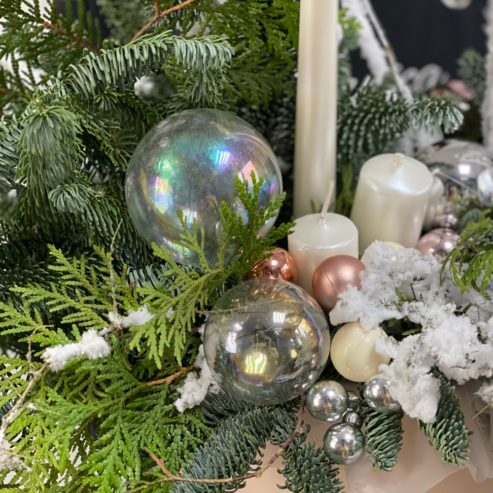 Композиция с нобилисом, туей и ёлочными игрушками 1064