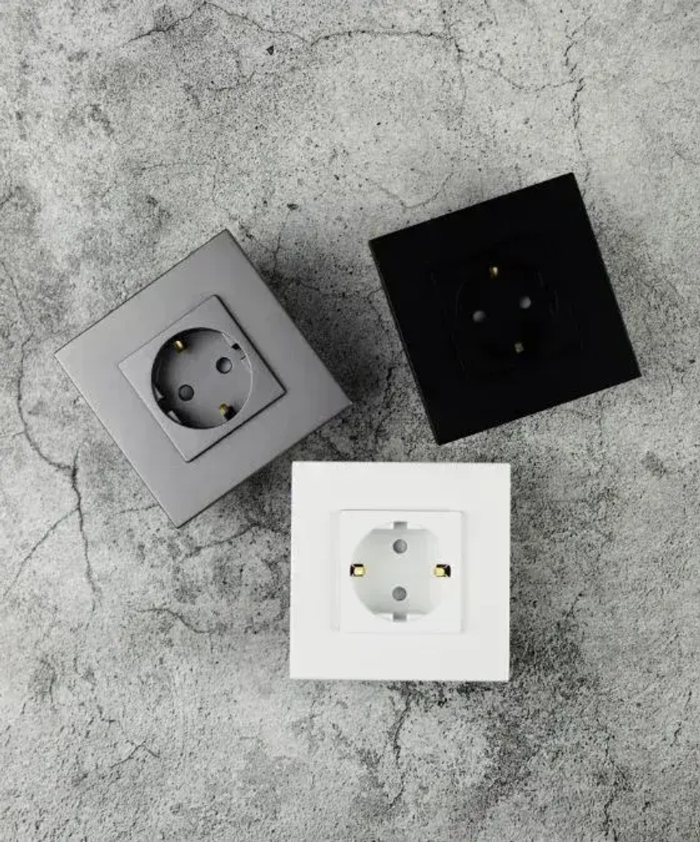 Розетки белые с заземлением и защитными шторками от детей, евророзетки