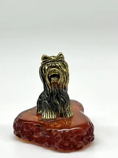 Бронзовая статуэтка на янтаре