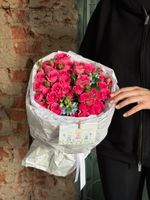 Букет из яркой кустовой пионовидной розы и оксипеталума