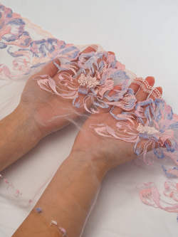 Вышивка на сетке нежно-розовая с пудровым и серенево-голубым ширина 23 см ОТРЕЗ 1+1 м