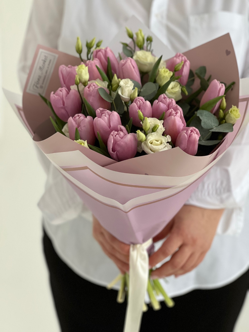 Нежно-сиреневые тюльпаны и лизиантус в элегантном оформлении от Флора Маркет