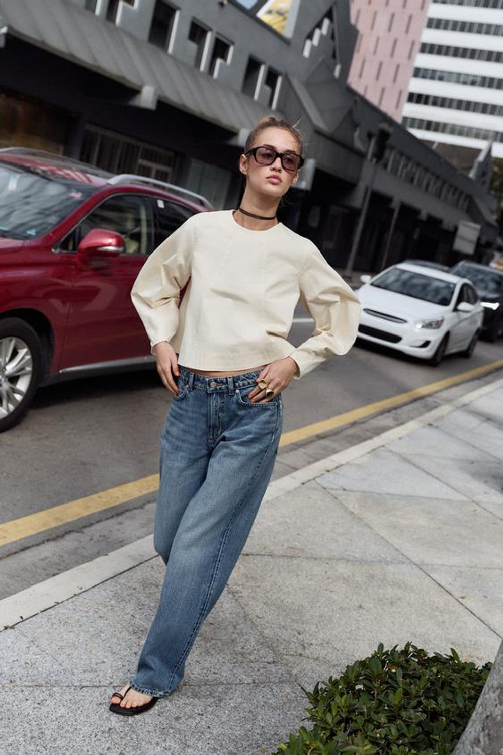 ZARA УКОРОЧЕННЫЙ ТОП С ОБЪЕМНЫМИ РУКАВАМИ, ЭКРЮ