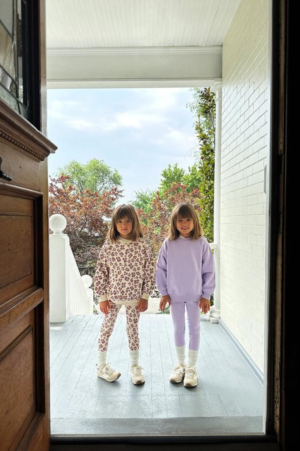 ZARA ТОЛСТОВКА С АНИМАЛИСТИЧЕСКИМ ПРИНТОМ, ЦВЕТ МАЛЬВЫ