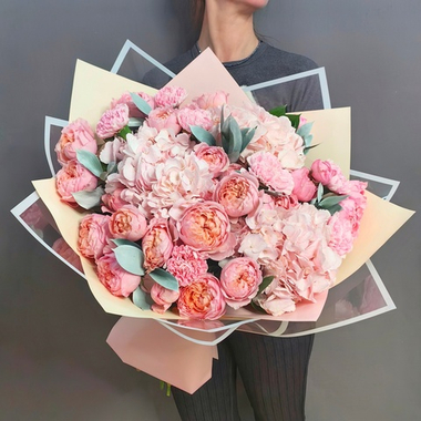 Авторский букет гортензиями и кустовыми пионовидными розами