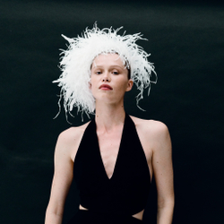 Ободок из белых страусиных перьев