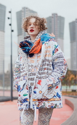 Куртка «Манускрипт», по мотивам готического шрифта и иллюстраций из Бревиария короля Мартина Арагонского