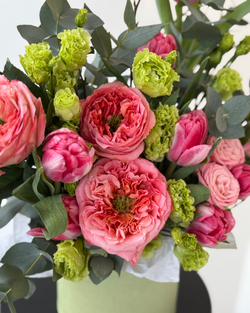 Весенняя композиция с лизиантусом, ветками и тюльпанами в шляпной коробке