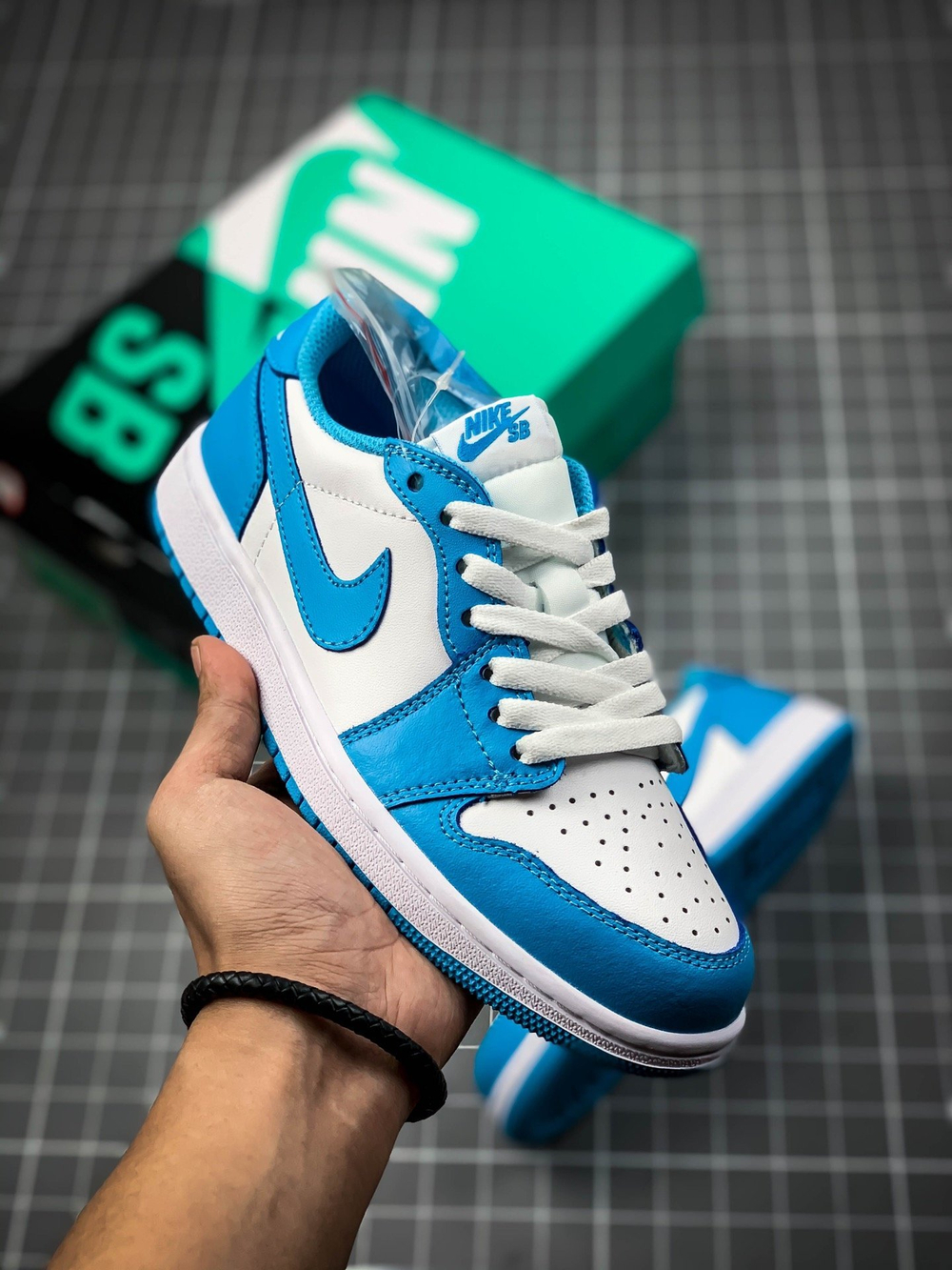 AIR JORDAN 1 LOW SB UNC DARK POWDER BLUE/WHITE