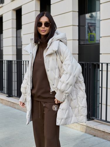 Светло-бежевый удлиненный пуховик с манишкой-капюшоном