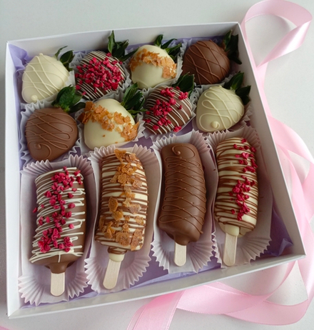 Клубника в шоколаде и бананы в шоколаде