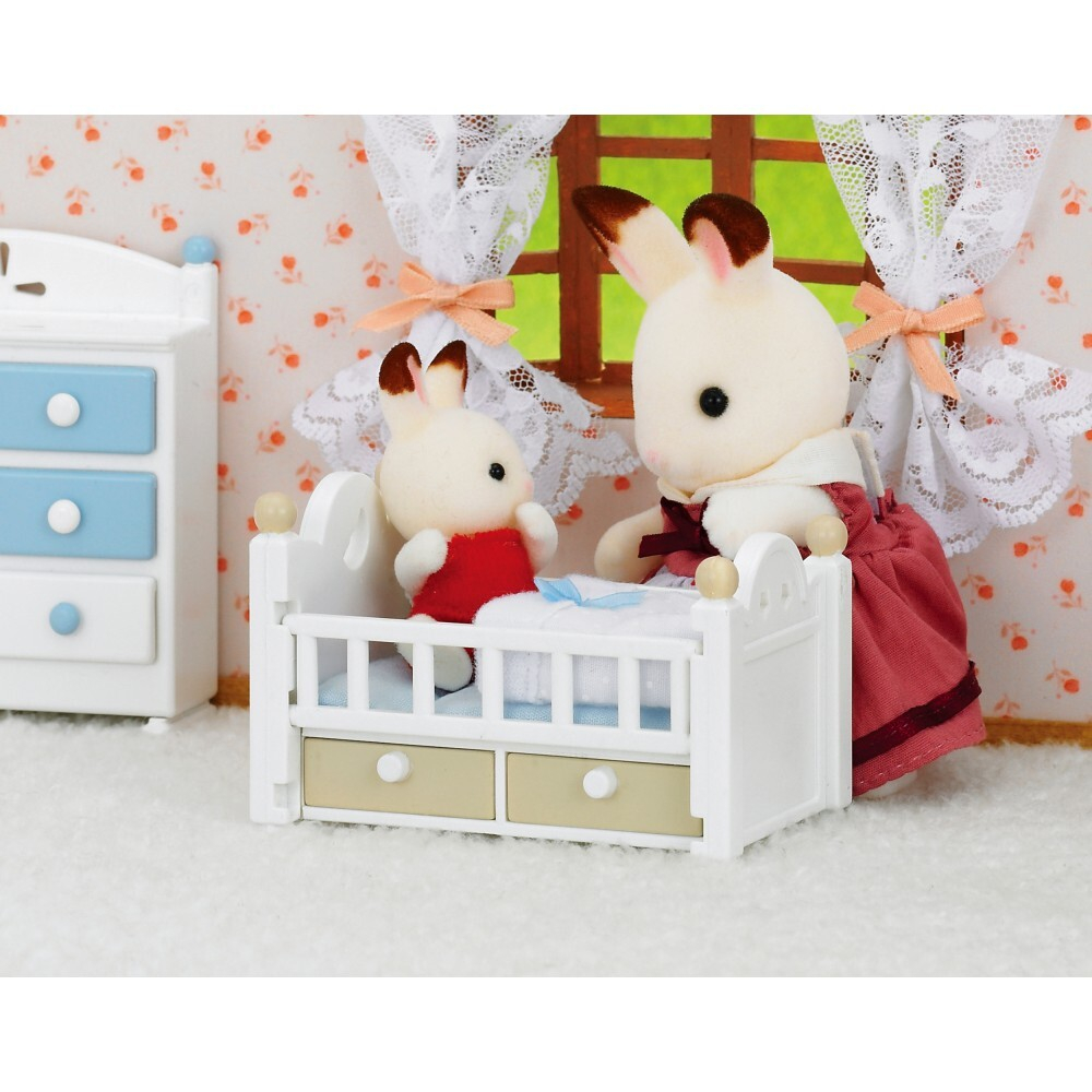 Sylvanian Families - Малыши кролики с шоколадными ушками с кроваткой 5017 / артикул   5017  / GTIN 5054131050170