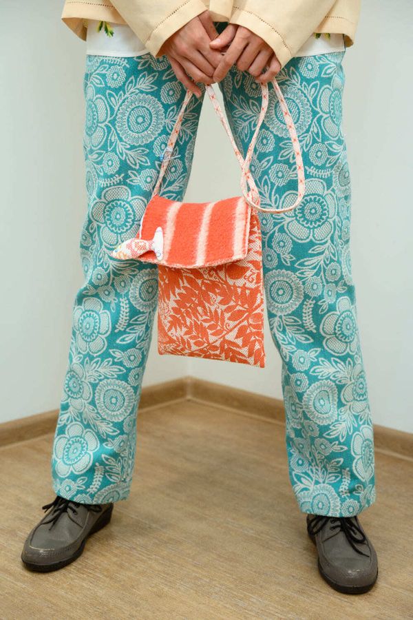 Сумка Red Flowers One Pocket оранжевая - фото 3