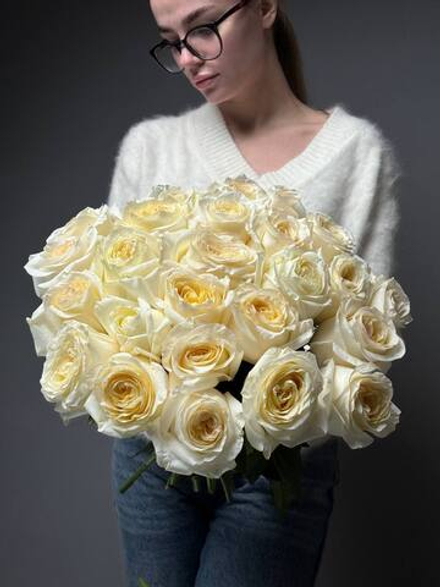 Букет из 25 кремовых пионовидных роз под ленту