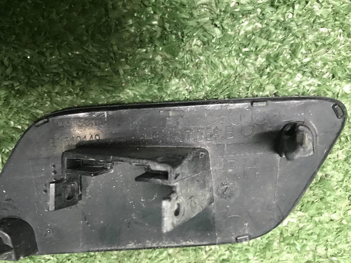 Крышка форсунки правая Audi Q7 2 (2015-2019)