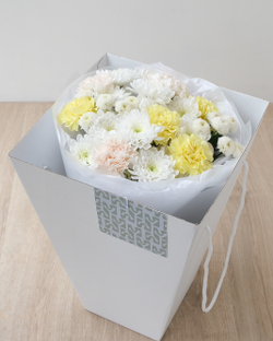 Пастельный букет с диантусами и хризантемами