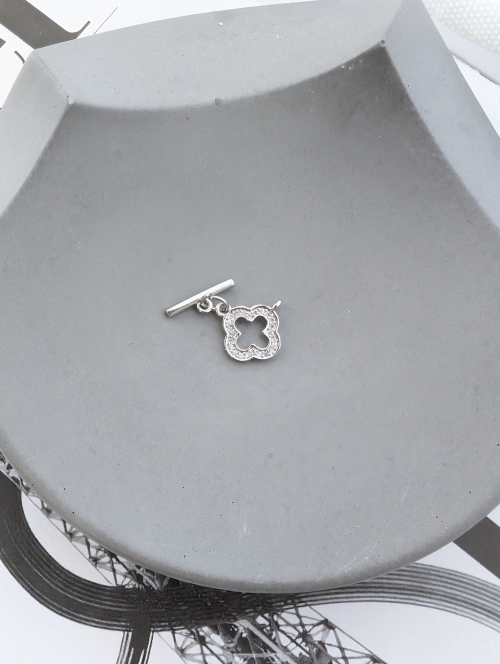 Замок тогл клевер