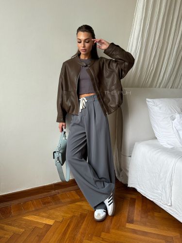 Коричневая куртка-бомбер из эко-кожи