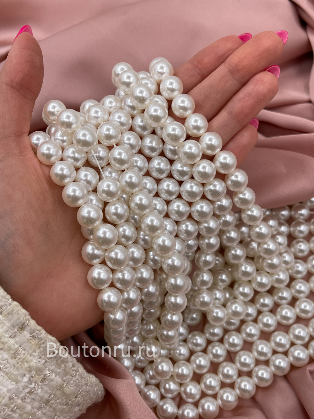 Жемчуг белый на нити
