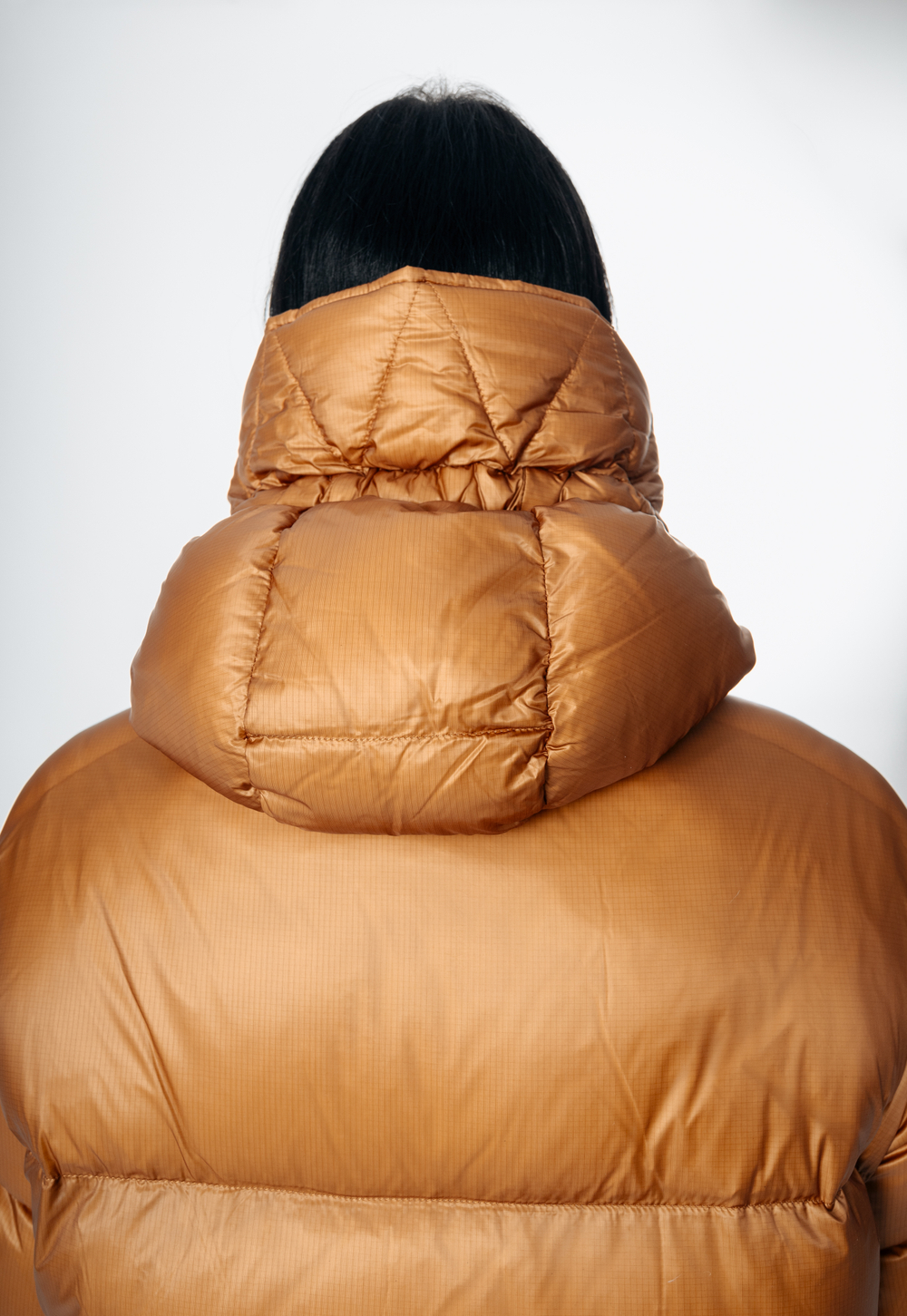 Короткий пуховик с натуральным наполнителем - гусиный пух