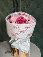 Букет из кустовых пионовидных роз, одноголовой розы, диантусов и хризантемы в розовом оттенке