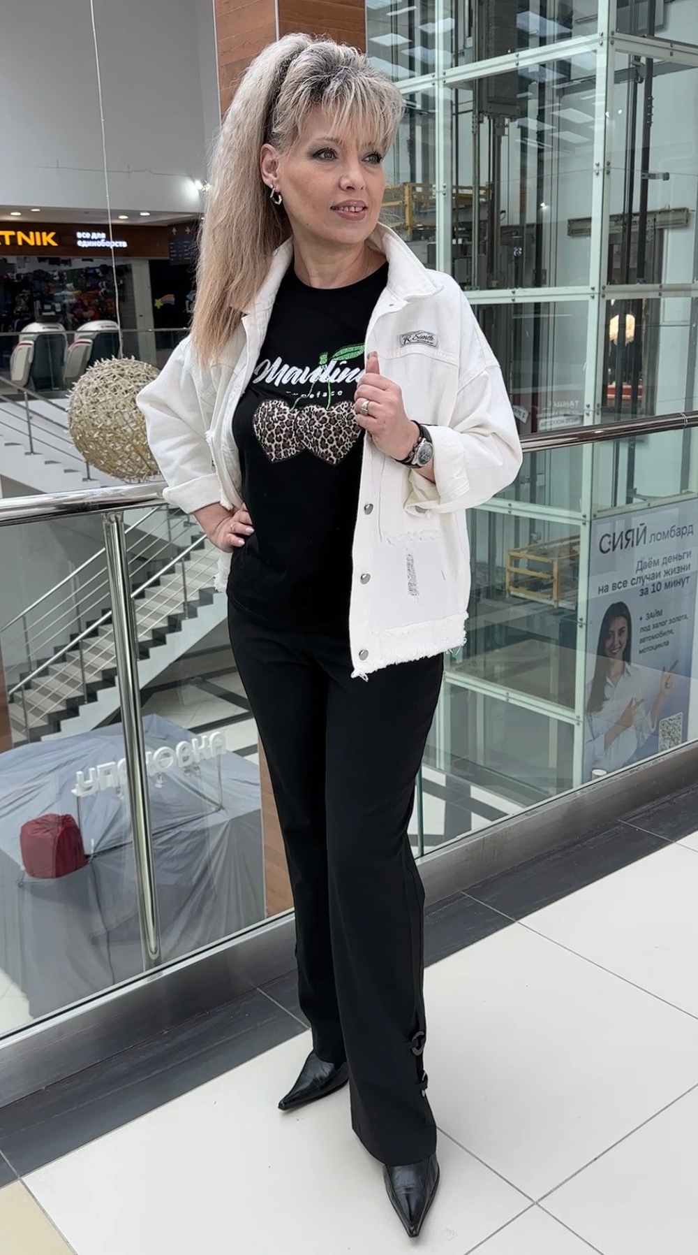 Белый джинсовый бомбер-жакет с рванкой