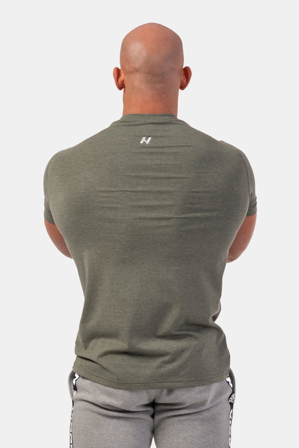 Футболка VERTICAL LOGO NEBBIA T-SHIRT 293 Хаки