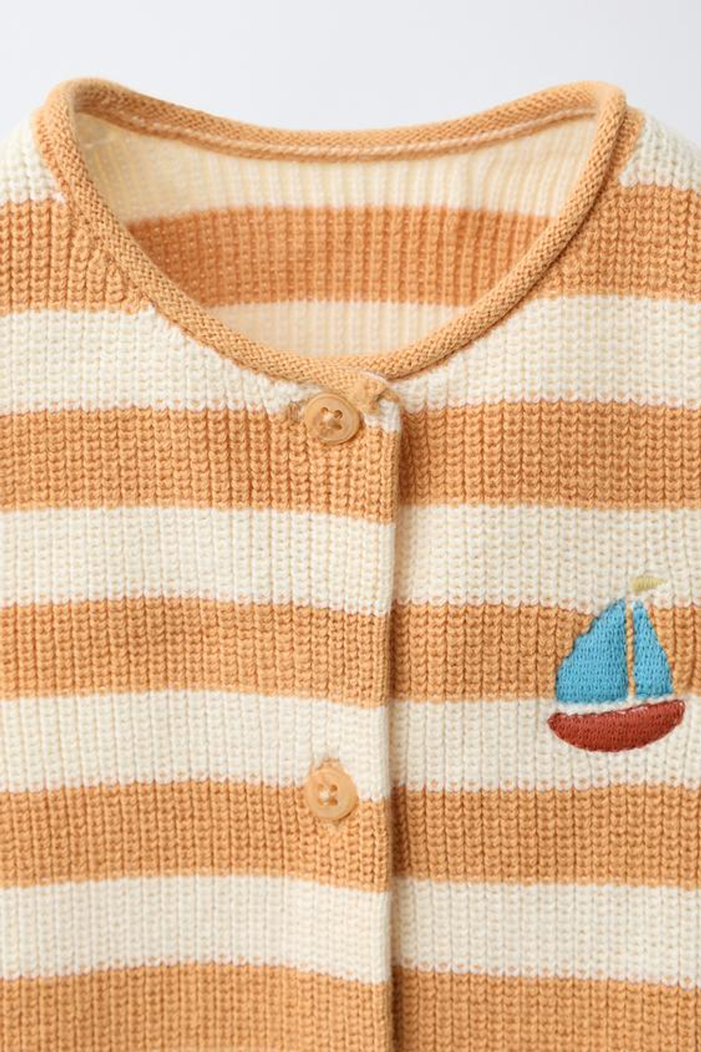 ZARA ВЯЗАНЫЙ ПЕСОЧНИК В ПОЛОСКУ С ВЫШИТОЙ ЛОДКОЙ, ЭКРЮ