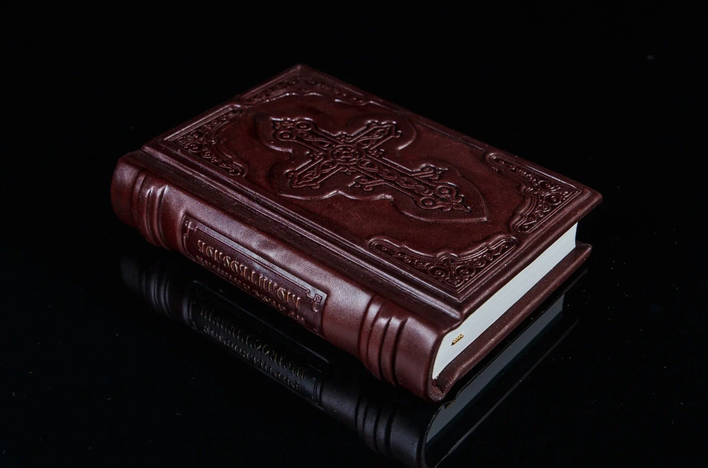 "Молитвослов малый" Книга в кожаном переплете