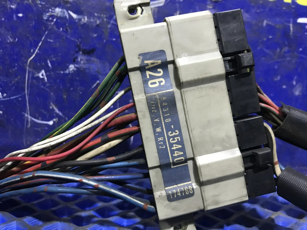 Переключатель подрулевой TOYOTA HILUX SURF 1992