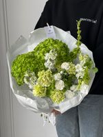 Букет сборный из гортензии, диантусов, моллюцелы и маттиолы