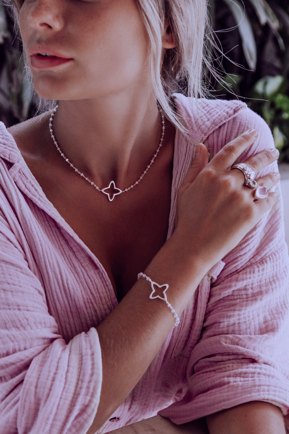 Колье «Клевер» с бусинами из розового кварца