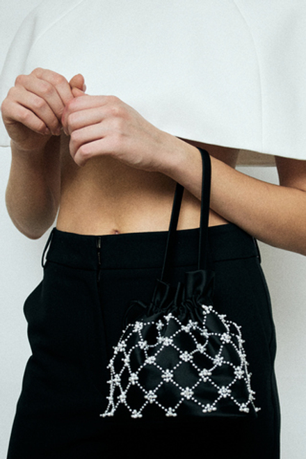 Сумочка из черного атласа с жемчужной сеткой