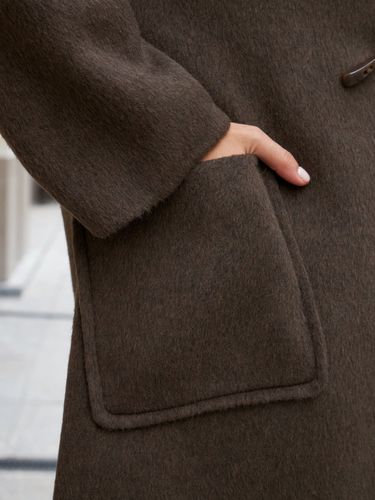 Укороченное пальто с шарфом в коричневом цвете