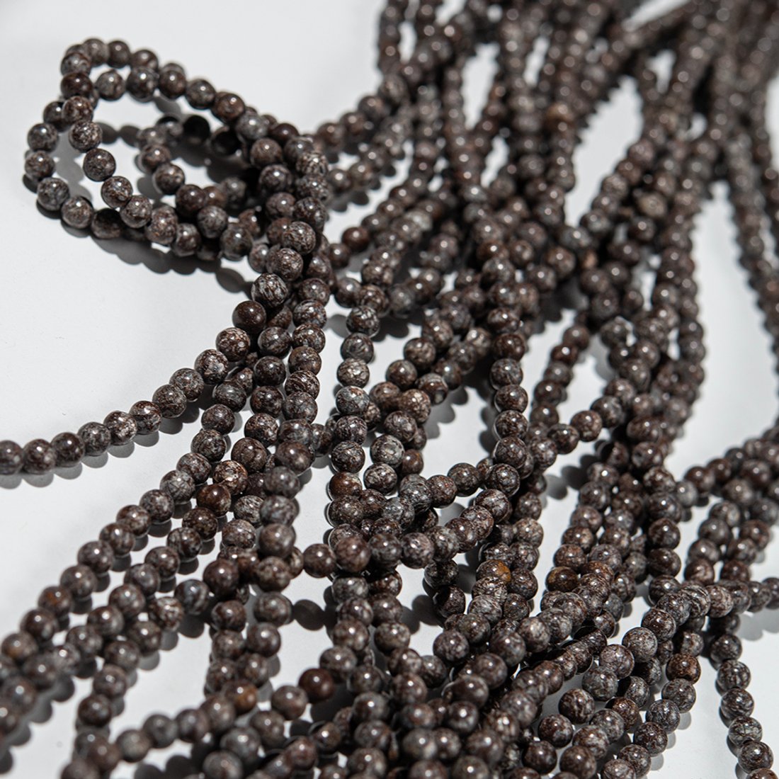 "Кофейный" снежный обсидиан натуральный, бусины в форме шара 4,3мм