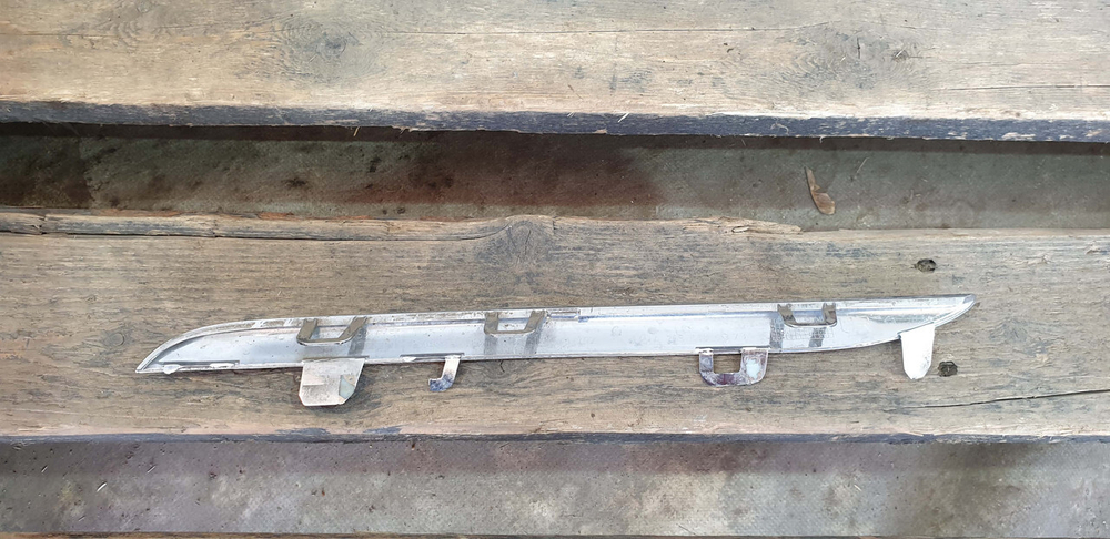 Молдинг решетки радиатора Mercedes C (W205) 14-18 Б/У Оригинал A2058880073