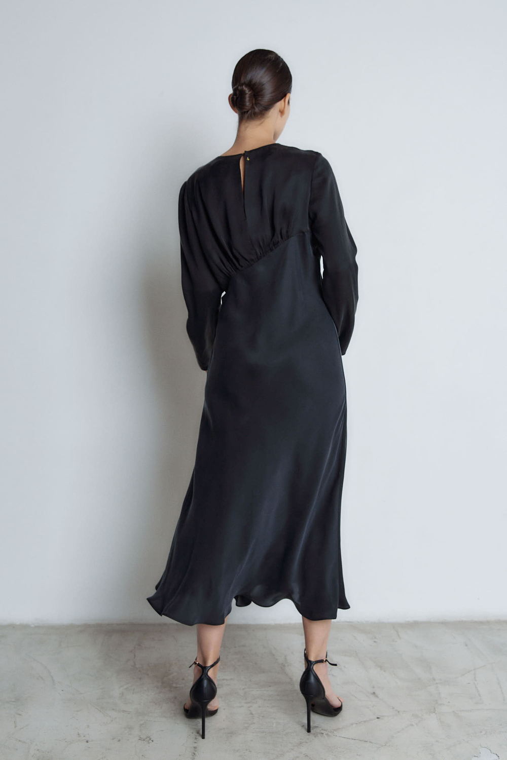 Платье со сборкой по груди из шелка черный